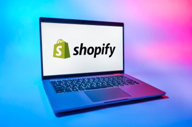 Prag, Çek Cumhuriyeti - 08 01 2025: Tek bir arkaplanda Shopify logosunu gösteren bir dizüstü bilgisayar. Shopify çevrimiçi mağazalar oluşturmak ve yönetmek için bir platformdur.