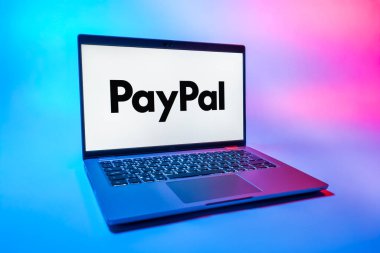 Prag, Çek Cumhuriyeti - 08 01 2025: Tek tip arka planda bir dizüstü bilgisayar PayPal logosunu gösterir. PayPal çevrimiçi ödemeler ve para transferleri için bir platformdur.