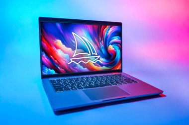 Prag, Çek Cumhuriyeti - 08 01 2025: Üniforma arka planda bir dizüstü bilgisayar Midtrip logosunu gösterir. Midtrip yapay zeka ürünü resimler ve sanat için bir platformdur..