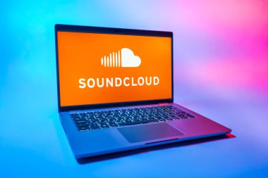 Prag, Çek Cumhuriyeti - 08 01 2025: Arka planda bulunan bir dizüstü bilgisayarda SoundCloud logosu görülüyor. SoundCloud müzik paylaşımı ve yayını için bir platformdur..