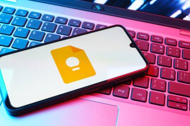 Prag, Çek Cumhuriyeti - 08 01 2025: Dizüstü bilgisayarda bulunan bir cep telefonu Google Keep logosunu görüntüler. Google Keep notlar, listeler ve hatırlatıcılar için bir platformdur.