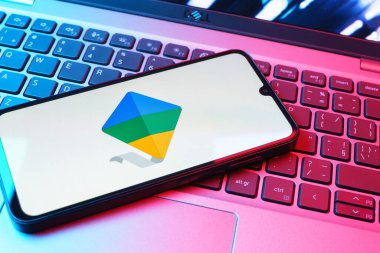 Prag, Çek Cumhuriyeti - 08 01 2025: Dizüstü bilgisayarda bulunan bir cep telefonu Google Family Link logosunu görüntüler. Google Family Link ebeveyn denetimi ve çocuk hesabı yönetimi için bir platformdur.