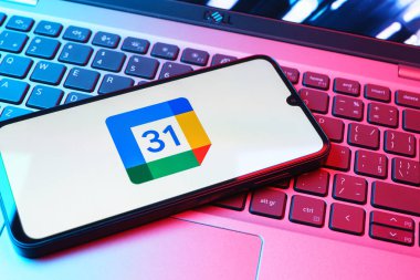 Prag, Çek Cumhuriyeti - 08 01 2025: Dizüstü bilgisayarda bulunan bir cep telefonu Google Takvim logosunu görüntüler. Google Takvimi olayları zamanlamak ve yönetmek için bir platformdur.