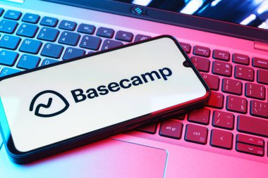 Prag, Çek Cumhuriyeti - 08 01 2025: Bilgisayarın klavyesinde duran bir cep telefonu Basecamp logosunu gösterir. Temel amfi, takım işbirliği ve proje organizasyonu için bir platformdur..