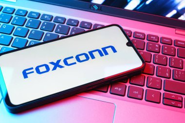 Prag, Çek Cumhuriyeti - 08 01 2025: Klavyede duran bir cep telefonu Foxconn logosunu gösteriyor. Foxconn elektronik ve parça üreten bir şirket..