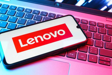 Prag, Çek Cumhuriyeti - 08 01 2025: Klavyede duran bir cep telefonu Lenovo logosunu gösteriyor. Lenovo bilgisayar ve elektronik üreten bir teknoloji şirketidir..