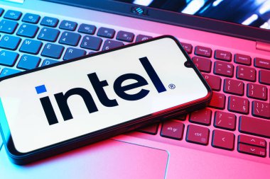 Prag, Çek Cumhuriyeti - 08 01 2025: Bilgisayarın klavyesinde duran bir cep telefonu Intel logosunu gösterir. Intel işlemci ve bilgisayar donanımı üreten bir teknoloji şirketidir..