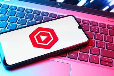 Prag, Çek Cumhuriyeti - 08 01 2025: Laptop klavyesinde duran bir cep telefonu Youtube Stüdyo logosunu görüntüler. Youtube Studio YouTube kanallarını yönetmek ve analiz etmek için bir platformdur.