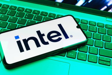 Prag, Çek Cumhuriyeti - 08 01 2025: Bilgisayarın klavyesinde duran bir cep telefonu Intel logosunu gösterir. Intel işlemci ve bilgisayar donanımı üreten bir teknoloji şirketidir..