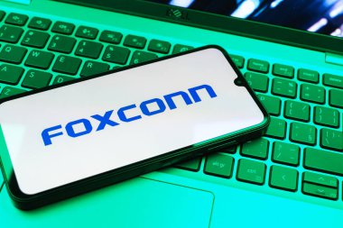 Prag, Çek Cumhuriyeti - 08 01 2025: Klavyede duran bir cep telefonu Foxconn logosunu gösteriyor. Foxconn elektronik ve parça üreten bir şirket..