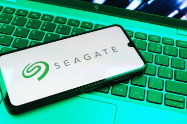 Prag, Çek Cumhuriyeti - 08 01 2025: Laptop klavyesinde duran bir cep telefonu Seagate logosunu gösteriyor. Seagate sabit disk ve depolama çözümleri üreten bir şirkettir..