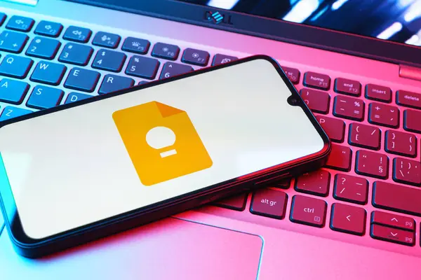 Prag, Çek Cumhuriyeti - 08 01 2025: Dizüstü bilgisayarda bulunan bir cep telefonu Google Keep logosunu görüntüler. Google Keep notlar, listeler ve hatırlatıcılar için bir platformdur.