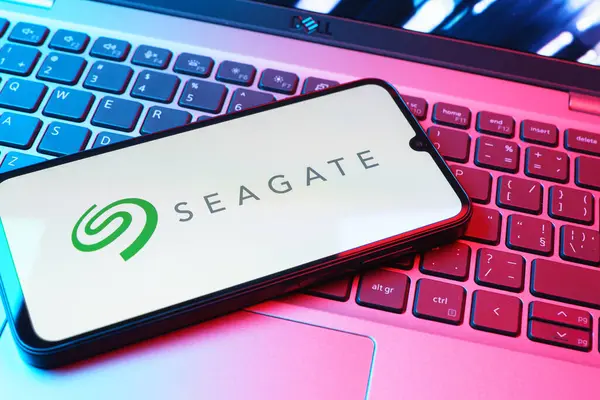 Prag, Çek Cumhuriyeti - 08 01 2025: Laptop klavyesinde duran bir cep telefonu Seagate logosunu gösteriyor. Seagate sabit disk ve depolama çözümleri üreten bir şirkettir..