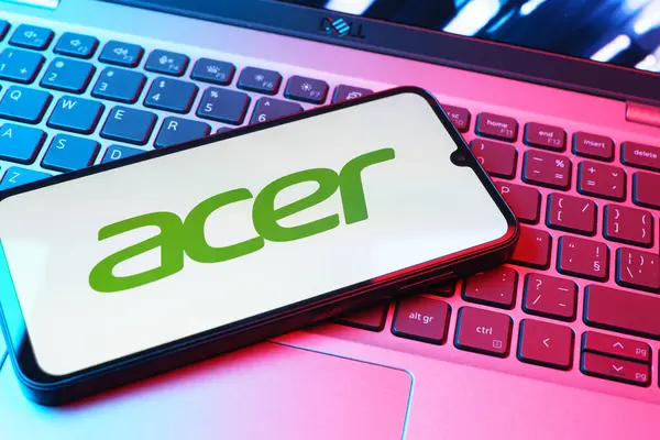 Prag, Çek Cumhuriyeti - 08 01 2025: Dizüstü bilgisayarın üzerinde duran bir cep telefonu Acer logosunu gösterir. Acer bilgisayar ve elektronik üreten bir teknoloji şirketidir..