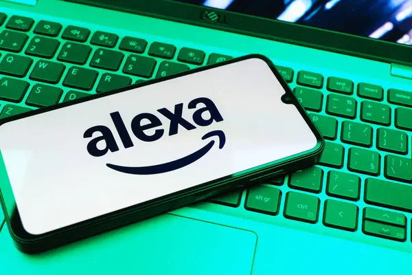 Prag, Çek Cumhuriyeti - 08 01 2025: Klavyede duran bir cep telefonu Alexa logosunu gösteriyor. Alexa akıllı aygıtlar ve servisler için ses asistanıdır.