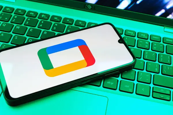 Prag, Çek Cumhuriyeti - 08 01 2025: Laptop klavyesinde uzanan bir cep telefonu Google TV logosunu gösteriyor. Google TV film, program ve uygulamalar için bir platformdur..