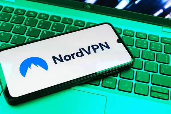 Prag, Çek Cumhuriyeti - 08 01 2025: Klavyede bulunan bir cep telefonu NordVPN logosunu gösteriyor. NordVPN güvenli ve özel internet taraması için bir platformdur.