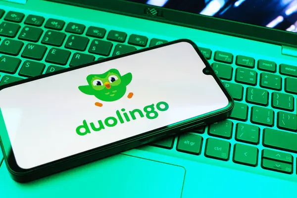 Prag, Çek Cumhuriyeti - 08 01 2025: Klavyenin üzerinde duran bir cep telefonu Duolingo logosunu gösteriyor. Duolingo interaktif olarak dil öğrenmek için bir platformdur..