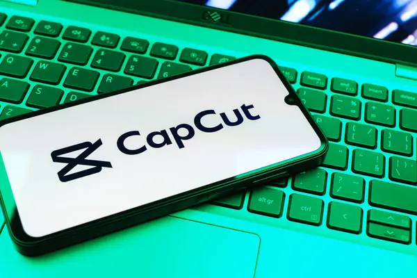 Prag, Çek Cumhuriyeti - 08 01 2025: Laptop klavyesinde duran bir cep telefonu CapCut logosunu gösteriyor. CapCut video düzenleme ve oluşturma için bir platformdur.