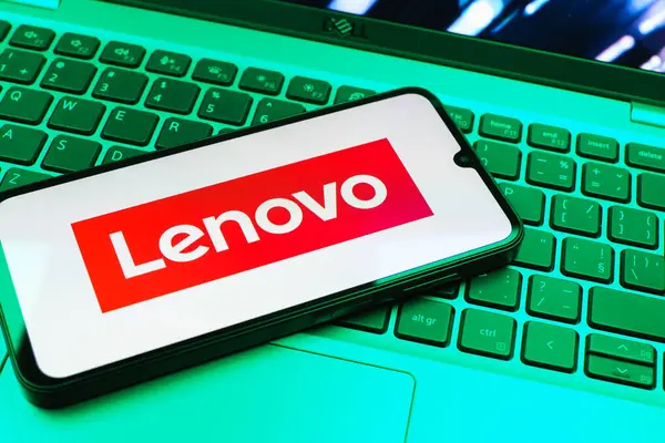 Prag, Çek Cumhuriyeti - 08 01 2025: Klavyede duran bir cep telefonu Lenovo logosunu gösteriyor. Lenovo bilgisayar ve elektronik üreten bir teknoloji şirketidir..