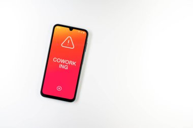 Beyaz arkaplandaki telefon çalışma metnini görüntüler. Ortak çalışma, farklı şirket veya kişiler tarafından kullanılan ortak çalışma alanıdır..