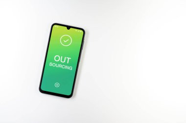 Beyaz arkaplandaki telefon dış kaynak metni görüntüler. Dış kaynak kullanımı belli görevler için dış sağlayıcıları işe almaktır.