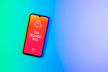 Arka planda biniş metnini gösteren bir telefon var. Gemide yeni çalışanlar şirkete dahil oluyor..