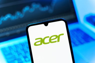 Prag, Çek Cumhuriyeti - 08 12 2025: Bilgisayarın önünde duran bir cep telefonu Acer logosunu gösteriyor. Acer bilgisayar ve elektronik üreten bir teknoloji şirketidir..