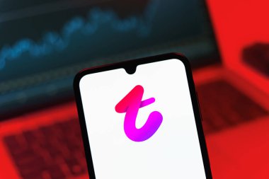 Prag, Çek Cumhuriyeti - 08 12 2025: Bilgisayarın önünde duran bir cep telefonu Tango logosunu gösteriyor. Tango, görüntülü aramalar, mesajlar ve canlı yayınlar için sosyal bir uygulama..