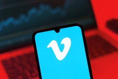 Prag, Çek Cumhuriyeti - 08 12 2025: Bilgisayarın önünde duran bir cep telefonu Vimeo logosunu gösteriyor. Vimeo, yüksek kaliteli video sunucu ve paylaşımı için bir platformdur.