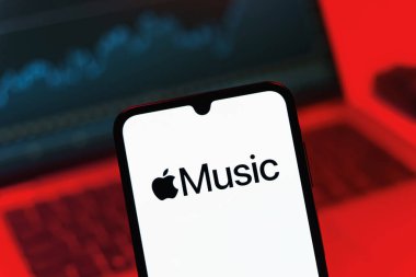 Prag, Çek Cumhuriyeti - 08 12 2025: Bilgisayarın önünde duran bir cep telefonu Apple Music logosunu gösteriyor. Apple Music müzik için bir platformdur..
