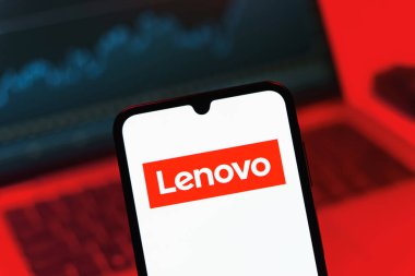 Prag, Çek Cumhuriyeti - 08 12 2025: Bilgisayarın önünde duran bir cep telefonu Lenovo logosunu gösteriyor. Lenovo bilgisayar ve elektronik üreten bir teknoloji şirketidir..