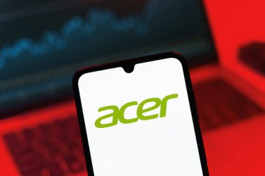 Prag, Çek Cumhuriyeti - 08 12 2025: Bilgisayarın önünde duran bir cep telefonu Acer logosunu gösteriyor. Acer bilgisayar ve elektronik üreten bir teknoloji şirketidir..