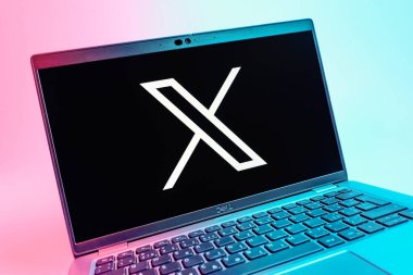 Prag, Çek Cumhuriyeti - 08 01 2025: X logosunu gösteren dizüstü bilgisayarın yakın görüntüsü. X, kısa gönderileri ve güncellemeleri paylaşmak için bir platformdur.