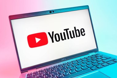 Prag, Çek Cumhuriyeti - 08 01 2025: Youtube logosunu gösteren bir dizüstü bilgisayarın yakından görüntüsü. Youtube dünya çapında videoları izlemek ve paylaşmak için bir platform.
