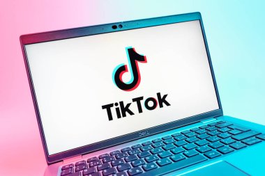Prag, Çek Cumhuriyeti - 08 01 2025: TikTok logosunu gösteren dizüstü bilgisayarın yakın görüntüsü. TikTok kısa, yaratıcı ve viral video platformu.