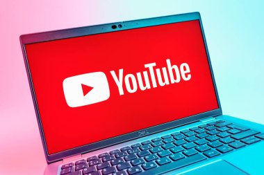 Prag, Çek Cumhuriyeti - 08 01 2025: Youtube logosunu gösteren bir dizüstü bilgisayarın yakından görüntüsü. Youtube dünya çapında videoları izlemek ve paylaşmak için bir platform.