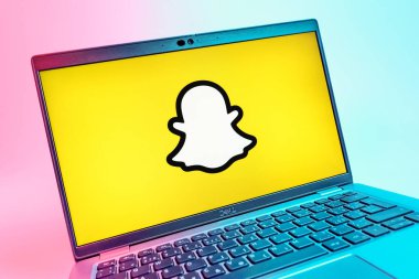 Prag, Çek Cumhuriyeti - 08 01 2025: Snapchat logosunu gösteren dizüstü bilgisayarın yakın görüntüsü. Snapchat fotoğraf, video ve geçici mesajlar göndermek için bir uygulamadır.