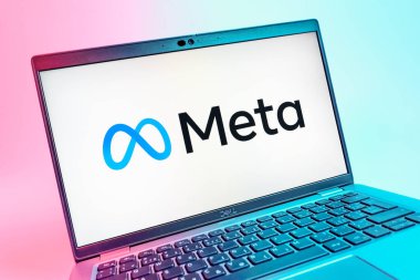 Prag, Çek Cumhuriyeti - 08 01 2025: Meta logosunu gösteren dizüstü bilgisayarın yakın görüntüsü. Meta, Facebook ve Instagram gibi sosyal platformlar sunan bir şirket..