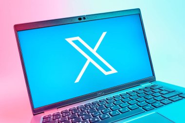 Prag, Çek Cumhuriyeti - 08 01 2025: X logosunu gösteren dizüstü bilgisayarın yakın görüntüsü. X, kısa gönderileri ve güncellemeleri paylaşmak için bir platformdur.