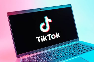 Prag, Çek Cumhuriyeti - 08 01 2025: TikTok logosunu gösteren dizüstü bilgisayarın yakın görüntüsü. TikTok kısa, yaratıcı ve viral video platformu.