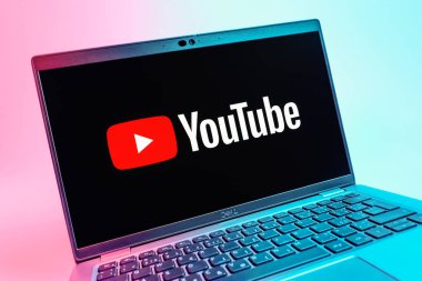 Prag, Çek Cumhuriyeti - 08 01 2025: Youtube logosunu gösteren bir dizüstü bilgisayarın yakından görüntüsü. Youtube dünya çapında videoları izlemek ve paylaşmak için bir platform.