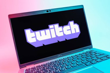 Prag, Çek Cumhuriyeti - 08 01 2025: Twitch logosunu gösteren dizüstü bilgisayarın yakın görüntüsü. Twitch canlı yayın oyunları ve içeriği için bir platformdur.