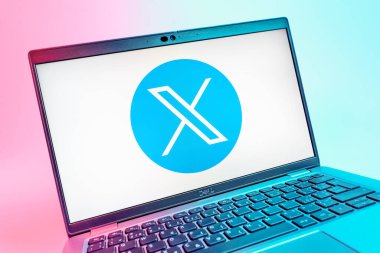 Prag, Çek Cumhuriyeti - 08 01 2025: X logosunu gösteren dizüstü bilgisayarın yakın görüntüsü. X, kısa gönderileri ve güncellemeleri paylaşmak için bir platformdur.