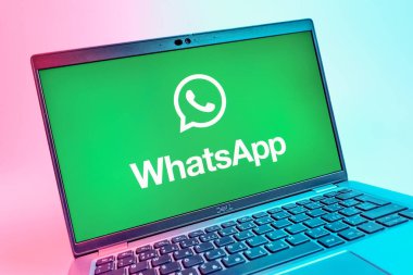 Prag, Çek Cumhuriyeti - 08 01 2025: WhatsApp logosunu gösteren dizüstü bilgisayarın yakın görüntüsü. WhatsApp mesaj, çağrı ve medya göndermek için bir uygulamadır.