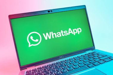 Prag, Çek Cumhuriyeti - 08 01 2025: WhatsApp logosunu gösteren dizüstü bilgisayarın yakın görüntüsü. WhatsApp mesaj, çağrı ve medya göndermek için bir uygulamadır.