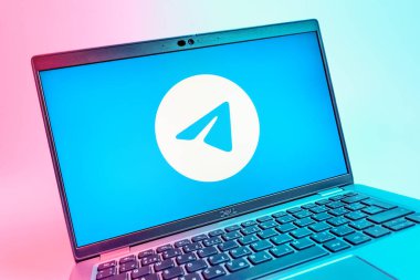 Prag, Çek Cumhuriyeti - 08 01 2025: Telegram logosunu gösteren dizüstü bilgisayarın yakın görüntüsü. Telgraf hızlı ve güvenli iletiler için bir uygulamadır.