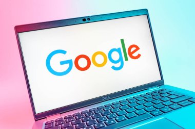 Prag, Çek Cumhuriyeti - 08 01 2025: Google logosunu gösteren dizüstü bilgisayarın yakın görüntüsü. Google bilgi için bir arama motoru ve teknoloji platformudur.