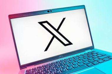 Prag, Çek Cumhuriyeti - 08 01 2025: X logosunu gösteren dizüstü bilgisayarın yakın görüntüsü. X, kısa gönderileri ve güncellemeleri paylaşmak için bir platformdur.