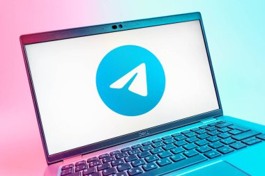 Prag, Çek Cumhuriyeti - 08 01 2025: Telegram logosunu gösteren dizüstü bilgisayarın yakın görüntüsü. Telgraf hızlı ve güvenli iletiler için bir uygulamadır.